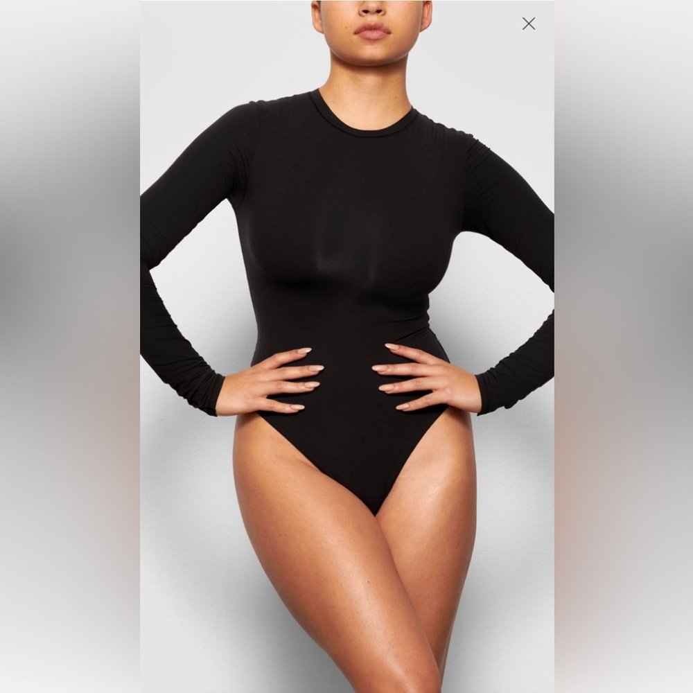 New with tags Skims Fits Everybody Long Sleeve Crew Neck Bodysuit size medium